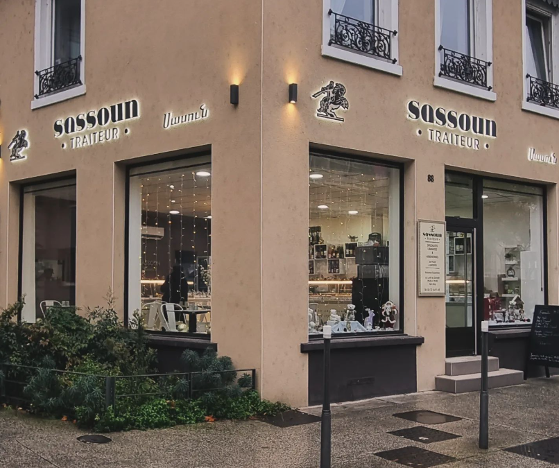 Stores intérieurs et extérieurs : quels avantages pour les espaces professionnels ?